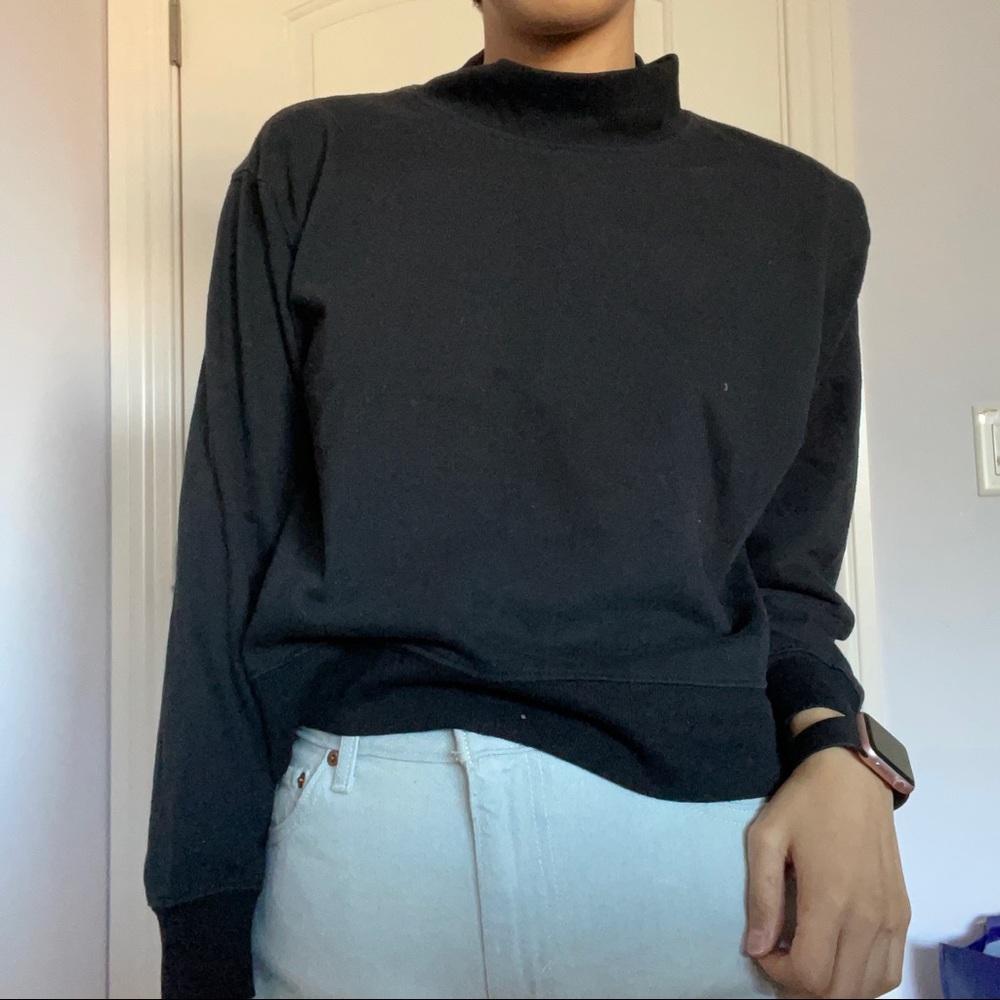 Black sweatshirt crop top